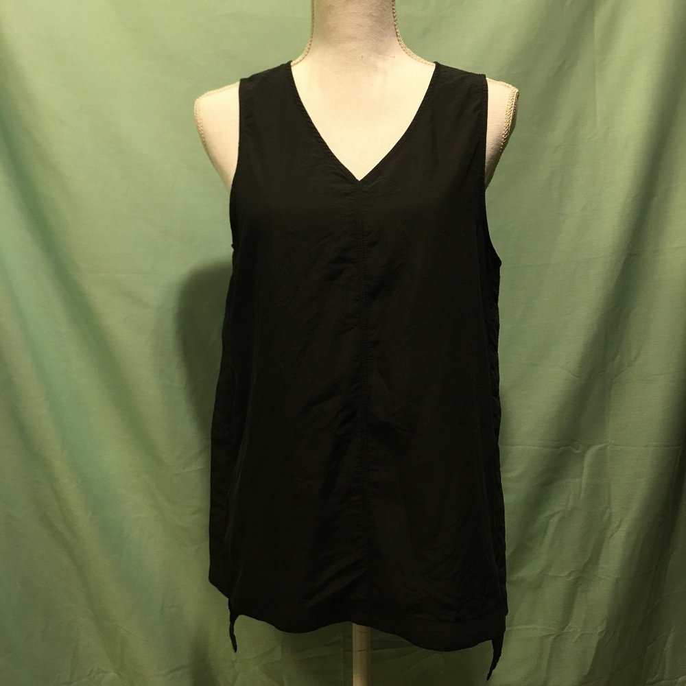 Ro & De sleeveless hi-lo top. Black.V-neck